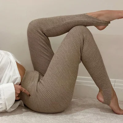 Schlanke Yoga-Hose für Damen. Enge Sporthose für Damen